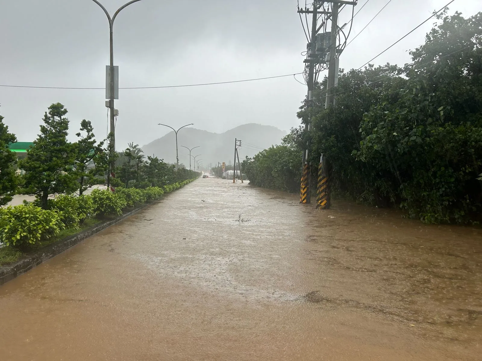 金山暴雨下不停！土石崩落沖入民宅　馬路淹成黃河